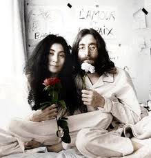 John Lennon y esposa: Feliz Navidad